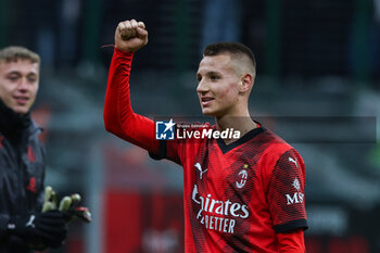 2023-11-25 - Francesco Camarda of AC Milan celebrates the victory at the end of the match during Serie A 2023/24 football match between AC Milan and ACF Fiorentina at San Siro Stadium, Milan, Italy on November 25, 2023 - AC MILAN VS ACF FIORENTINA - ITALIAN SERIE A - SOCCER