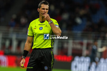 2023-12-02 - Referee Matteo Marchetti seen in action during Serie A 2023/24 football match between AC Milan and Frosinone Calcio at San Siro Stadium, Milan, Italy on December 02, 2023 - AC MILAN VS FROSINONE CALCIO - ITALIAN SERIE A - SOCCER