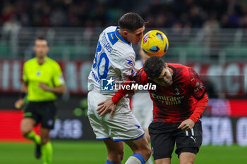 2023-12-02 - Christian Pulisic of AC Milan competes for the ball with Ilario Monterisi of Frosinone Calcio during Serie A 2023/24 football match between AC Milan and Frosinone Calcio at San Siro Stadium, Milan, Italy on December 02, 2023 - AC MILAN VS FROSINONE CALCIO - ITALIAN SERIE A - SOCCER