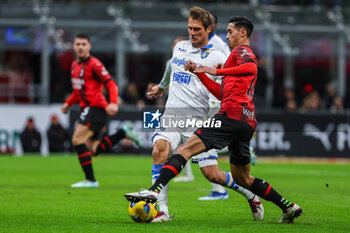 2023-12-02 - Tijjani Reijnders of AC Milan competes for the ball with Simone Romagnoli of Frosinone Calcio during Serie A 2023/24 football match between AC Milan and Frosinone Calcio at San Siro Stadium, Milan, Italy on December 02, 2023 - AC MILAN VS FROSINONE CALCIO - ITALIAN SERIE A - SOCCER