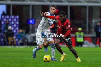 2023-12-02 - Yunus Musah of AC Milan competes for the ball with Enzo Barrenechea of Frosinone Calcio during Serie A 2023/24 football match between AC Milan and Frosinone Calcio at San Siro Stadium, Milan, Italy on December 02, 2023 - AC MILAN VS FROSINONE CALCIO - ITALIAN SERIE A - SOCCER