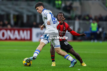 2023-12-02 - Matias Soule of Frosinone competes for the ball with Yunus Musah of AC Milan Calcio during Serie A 2023/24 football match between AC Milan and Frosinone Calcio at San Siro Stadium, Milan, Italy on December 02, 2023 - AC MILAN VS FROSINONE CALCIO - ITALIAN SERIE A - SOCCER