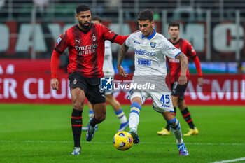 2023-12-02 - Enzo Barrenechea of Frosinone Calcio competes for the ball with Ruben Loftus-Cheek of AC Milan during Serie A 2023/24 football match between AC Milan and Frosinone Calcio at San Siro Stadium, Milan, Italy on December 02, 2023 - AC MILAN VS FROSINONE CALCIO - ITALIAN SERIE A - SOCCER