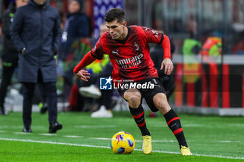 2023-12-02 - Christian Pulisic of AC Milan seen in action during Serie A 2023/24 football match between AC Milan and Frosinone Calcio at San Siro Stadium, Milan, Italy on December 02, 2023 - AC MILAN VS FROSINONE CALCIO - ITALIAN SERIE A - SOCCER