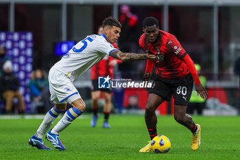 2023-12-02 - Yunus Musah of AC Milan competes for the ball with Enzo Barrenechea of Frosinone Calcio during Serie A 2023/24 football match between AC Milan and Frosinone Calcio at San Siro Stadium, Milan, Italy on December 02, 2023 - AC MILAN VS FROSINONE CALCIO - ITALIAN SERIE A - SOCCER
