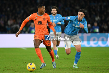2023-12-03 - Denzel Dumfries of FC Internazionale competes for the ball with Eljif Almas of SSC Napoli during Serie A between SSC Napoli vs FC Internazionale at Diego Armando Maradona Stadium - SSC NAPOLI VS INTER - FC INTERNAZIONALE - ITALIAN SERIE A - SOCCER