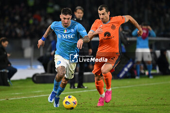 2023-12-03 - Matteo Politano of SSC Napoli competes for the ball with Federico Dimarco of FC Internazionale during Serie A between SSC Napoli vs FC Internazionale at Diego Armando Maradona Stadium - SSC NAPOLI VS INTER - FC INTERNAZIONALE - ITALIAN SERIE A - SOCCER