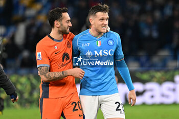 2023-12-03 - Hakan Calhanoglu of FC Internazionale and Piotr Zielinski of SSC Napoli they hug each other at the end of the race during Serie A between SSC Napoli vs FC Internazionale at Diego Armando Maradona Stadium - SSC NAPOLI VS INTER - FC INTERNAZIONALE - ITALIAN SERIE A - SOCCER