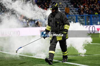2023-12-03 - A marshal removes a flare from the pitch - US SASSUOLO VS AS ROMA - ITALIAN SERIE A - SOCCER