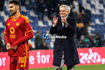 2023-12-03 - Jose Mourinho (Roma) celebrates the victory - US SASSUOLO VS AS ROMA - ITALIAN SERIE A - SOCCER