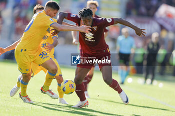 2023-12-10 - Frosinone's Italian defender Ilario Monterisi challenges for the ball with Torino's Colombian forward Duvan Zapata during the Serie A football match between Frosinone Calcio vs Torino at the Benito Stirpe stadium in Frosinone, Italy on December 10, 2023. - FROSINONE CALCIO VS TORINO FC - ITALIAN SERIE A - SOCCER