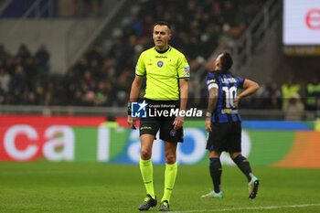 2023-12-09 - Referee Marco Di Bello seen in action during Serie A 2023/24 football match between FC Internazionale and Udinese Calcio at Giuseppe Meazza Stadium, Milan, Italy on December 09, 2023 - INTER - FC INTERNAZIONALE VS UDINESE CALCIO - ITALIAN SERIE A - SOCCER