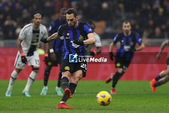 2023-12-09 - Hakan Calhanoglu of FC Internazionale scores a penalty during Serie A 2023/24 football match between FC Internazionale and Udinese Calcio at Giuseppe Meazza Stadium, Milan, Italy on December 09, 2023 - INTER - FC INTERNAZIONALE VS UDINESE CALCIO - ITALIAN SERIE A - SOCCER