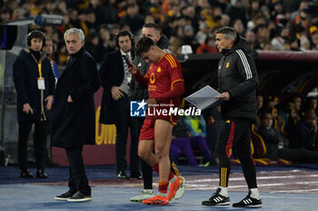 2023-12-10 - Paulo Dybala (AS Roma);  leaves the field due to injury during the Italian Football Championship League A 2023/2024 match between AS Roma vs ACF Fiorentina at the Olimpic Stadium in Rome on 10 December  2023. - AS ROMA VS ACF FIORENTINA - ITALIAN SERIE A - SOCCER