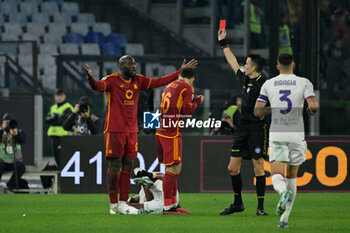 2023-12-10 - Antonio Rapuano shows the red card to Romelu Lukaku (AS Roma);   during the Italian Football Championship League A 2023/2024 match between AS Roma vs ACF Fiorentina at the Olimpic Stadium in Rome on 10 December  2023. - AS ROMA VS ACF FIORENTINA - ITALIAN SERIE A - SOCCER