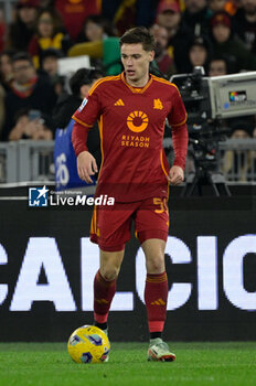 2023-12-10 - Nicola Zalewski (AS Roma);   during the Italian Football Championship League A 2023/2024 match between AS Roma vs ACF Fiorentina at the Olimpic Stadium in Rome on 10 December  2023. - AS ROMA VS ACF FIORENTINA - ITALIAN SERIE A - SOCCER