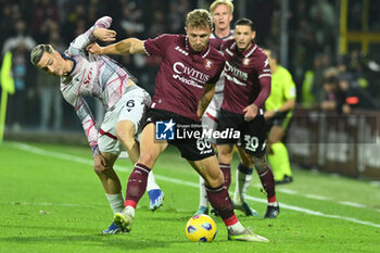 2023-12-10 - Nikola Moro of Bologna FC competes for the ball with Matteo Lovato of US Salernitana 1919 during Serie A between US Salernitana 1919 vs Bologna FC 1909 at Arechi Stadium - US SALERNITANA VS BOLOGNA FC - ITALIAN SERIE A - SOCCER