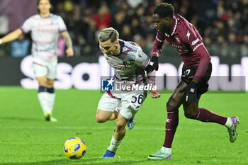 2023-12-10 - Alexis Saelemaekers of Bologna FC competes for the ball with Boulaye Dia of US Salernitana 1919 during Serie A between US Salernitana 1919 vs Bologna FC 1909 at Arechi Stadium - US SALERNITANA VS BOLOGNA FC - ITALIAN SERIE A - SOCCER