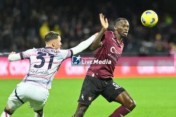 2023-12-10 - Sam Beukema of Bologna FC competes for the ball with Simy Nwankwo of US Salernitana 1919 during Serie A between US Salernitana 1919 vs Bologna FC 1909 at Arechi Stadium - US SALERNITANA VS BOLOGNA FC - ITALIAN SERIE A - SOCCER