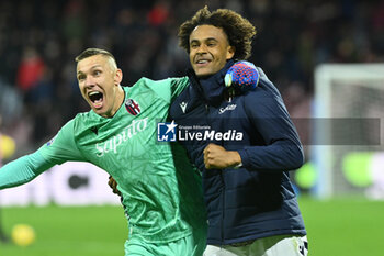 2023-12-10 - Joshua Zirkzee of Bologna FC celebrate at the end of the race during Serie A between US Salernitana 1919 vs Bologna FC 1909 at Arechi Stadium - US SALERNITANA VS BOLOGNA FC - ITALIAN SERIE A - SOCCER