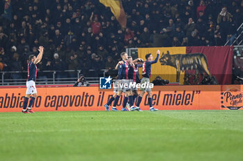 2023-12-17 - Dan Ndoye (Bologna Fc) celebrated by his teammate after his goal - BOLOGNA FC VS AS ROMA - ITALIAN SERIE A - SOCCER