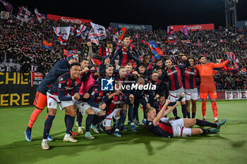 2023-12-17 - Bologna FC team celebrating the victory - BOLOGNA FC VS AS ROMA - ITALIAN SERIE A - SOCCER