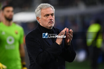 2023-12-17 - Jose Mourinho (As Roma) greets Roma supporters - BOLOGNA FC VS AS ROMA - ITALIAN SERIE A - SOCCER