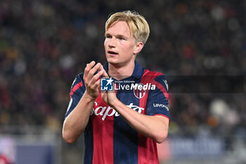 2023-12-17 - Victor Kristiansen (Bologna Fc) greets Bologna supporters - BOLOGNA FC VS AS ROMA - ITALIAN SERIE A - SOCCER