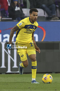 2023-12-17 - Cyril Ngonge of Hellas Verona FC play the ball during ACF Fiorentina vs Hellas Verona FC, 16° Serie A Tim 2023-24 game at Artemio Franchi Stadium in Firenze (FI), Italy, on Dicember 17, 2023. - ACF FIORENTINA VS HELLAS VERONA FC - ITALIAN SERIE A - SOCCER