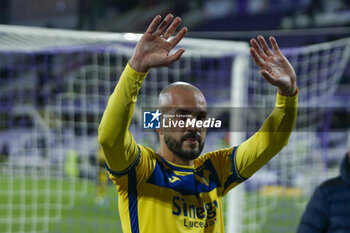 2023-12-17 - Riccardo Saponara of Hellas Verona FC applaud the fans following the final whistle  during ACF Fiorentina vs Hellas Verona FC, 16° Serie A Tim 2023-24 game at Artemio Franchi Stadium in Firenze (FI), Italy, on Dicember 17, 2023. - ACF FIORENTINA VS HELLAS VERONA FC - ITALIAN SERIE A - SOCCER