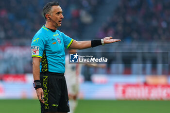 2023-12-17 - Referee Gianluca Aureliano seen in action during Serie A 2023/24 football match between AC Milan and AC Monza at San Siro Stadium, Milan, Italy on December 17, 2023 - AC MILAN VS AC MONZA - ITALIAN SERIE A - SOCCER