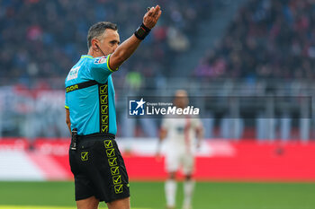 2023-12-17 - Referee Gianluca Aureliano seen in action during Serie A 2023/24 football match between AC Milan and AC Monza at San Siro Stadium, Milan, Italy on December 17, 2023 - AC MILAN VS AC MONZA - ITALIAN SERIE A - SOCCER
