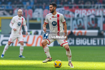 2023-12-17 - Roberto Gagliardini of AC Monza seen in action during Serie A 2023/24 football match between AC Milan and AC Monza at San Siro Stadium, Milan, Italy on December 17, 2023 - AC MILAN VS AC MONZA - ITALIAN SERIE A - SOCCER