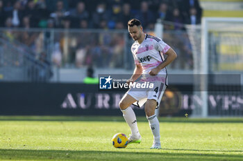 2023-12-23 - Juventus' Italian defender Federico Gatti controls the ball j during the Serie A football match between Frosinone Calcio vs Juventus FC at the Benito Stirpe stadium in Frosinone, Italy on December 23, 2023. - FROSINONE CALCIO VS JUVENTUS FC - ITALIAN SERIE A - SOCCER