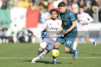 2023-12-23 - Juventus' American midfielder Weston McKennie challenges for the ball with Frosinone's Brazilian goalkeeper Mateus Lusuardi during the Serie A football match between Frosinone Calcio vs Juventus FC at the Benito Stirpe stadium in Frosinone, Italy on December 23, 2023. - FROSINONE CALCIO VS JUVENTUS FC - ITALIAN SERIE A - SOCCER