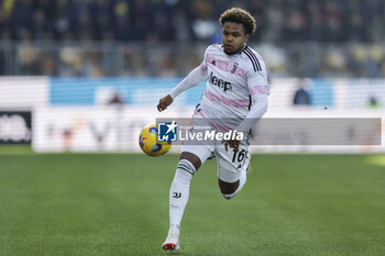 2023-12-23 - Juventus' American midfielder Weston McKennie controls the ball during the Serie A football match between Frosinone Calcio vs Juventus FC at the Benito Stirpe stadium in Frosinone, Italy on December 23, 2023. - FROSINONE CALCIO VS JUVENTUS FC - ITALIAN SERIE A - SOCCER