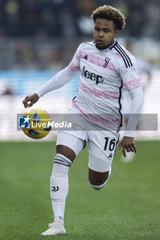 2023-12-23 - Juventus' American midfielder Weston McKennie controls the ball during the Serie A football match between Frosinone Calcio vs Juventus FC at the Benito Stirpe stadium in Frosinone, Italy on December 23, 2023. - FROSINONE CALCIO VS JUVENTUS FC - ITALIAN SERIE A - SOCCER