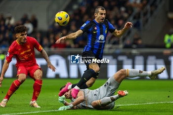 2023-12-23 - Henrikh Mkhitaryan of FC Internazionale seen in action with Wladimiro Falcone of US Lecce during Serie A 2023/24 football match between FC Internazionale and US Lecce at Giuseppe Meazza Stadium, Milan, Italy on December 23, 2023 - INTER - FC INTERNAZIONALE VS US LECCE - ITALIAN SERIE A - SOCCER