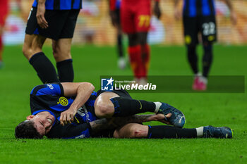 2023-12-23 - Alessandro Bastoni of FC Internazionale injured during Serie A 2023/24 football match between FC Internazionale and US Lecce at Giuseppe Meazza Stadium, Milan, Italy on December 23, 2023 - INTER - FC INTERNAZIONALE VS US LECCE - ITALIAN SERIE A - SOCCER