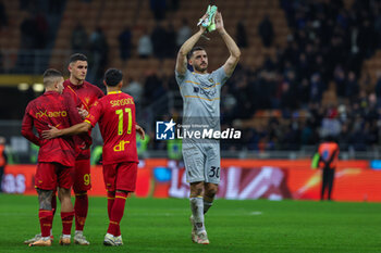 2023-12-23 - Wladimiro Falcone of US Lecce greets the fans during Serie A 2023/24 football match between FC Internazionale and US Lecce at Giuseppe Meazza Stadium, Milan, Italy on December 23, 2023 - INTER - FC INTERNAZIONALE VS US LECCE - ITALIAN SERIE A - SOCCER