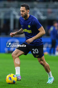 2023-12-23 - Hakan Calhanoglu of FC Internazionale warms up during Serie A 2023/24 football match between FC Internazionale and US Lecce at Giuseppe Meazza Stadium, Milan, Italy on December 23, 2023 - INTER - FC INTERNAZIONALE VS US LECCE - ITALIAN SERIE A - SOCCER