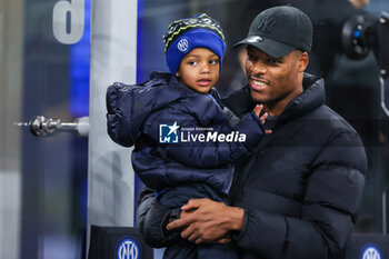 2023-12-23 - Denzel Dumfries of FC Internazionale looks on during Serie A 2023/24 football match between FC Internazionale and US Lecce at Giuseppe Meazza Stadium, Milan, Italy on December 23, 2023 - INTER - FC INTERNAZIONALE VS US LECCE - ITALIAN SERIE A - SOCCER