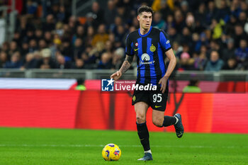2023-12-23 - Alessandro Bastoni of FC Internazionale seen in action during Serie A 2023/24 football match between FC Internazionale and US Lecce at Giuseppe Meazza Stadium, Milan, Italy on December 23, 2023 - INTER - FC INTERNAZIONALE VS US LECCE - ITALIAN SERIE A - SOCCER