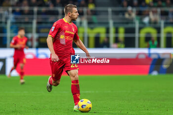 2023-12-23 - Ylber Ramadani of US Lecce seen in action during Serie A 2023/24 football match between FC Internazionale and US Lecce at Giuseppe Meazza Stadium, Milan, Italy on December 23, 2023 - INTER - FC INTERNAZIONALE VS US LECCE - ITALIAN SERIE A - SOCCER