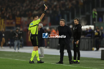 2023-12-23 - Referee Andrea Colombo show yellow card to SSC Napoli's Italian coach Walter Mazzarri during the Serie A football match between AS Roma vs SSC Napoli Football Club at the Olimpico Stadium in Rome, Italy on December 23, 2023 - AS ROMA VS SSC NAPOLI - ITALIAN SERIE A - SOCCER