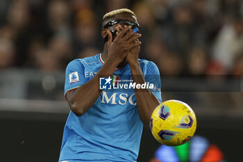 2023-12-23 - SSC Napoli's Nigerian forward Victor Osimhen gesticulate during the Serie A football match between AS Roma vs SSC Napoli Football Club at the Olimpico Stadium in Rome, Italy on December 23, 2023 - AS ROMA VS SSC NAPOLI - ITALIAN SERIE A - SOCCER