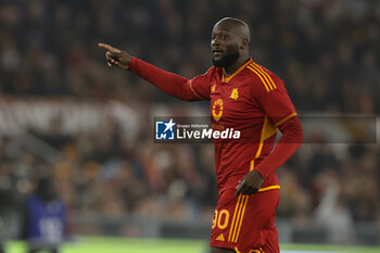 2023-12-23 - Roma’s Belgian forward Romelu Lukaku gesticulate during the Serie A football match between AS Roma vs SSC Napoli Football Club at the Olimpico Stadium in Rome, Italy on December 23, 2023 - AS ROMA VS SSC NAPOLI - ITALIAN SERIE A - SOCCER