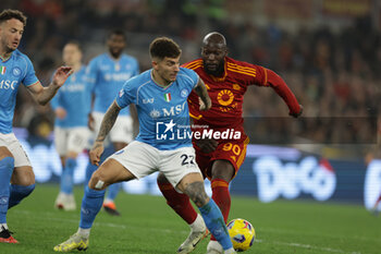 2023-12-23 - Roma’s Belgian forward Romelu Lukaku challenges for the ball with SSC Napoli's Italian defender Giovanni Di Lorenzo during the Serie A football match between AS Roma vs SSC Napoli Football Club at the Olimpico Stadium in Rome, Italy on December 23, 2023 - AS ROMA VS SSC NAPOLI - ITALIAN SERIE A - SOCCER