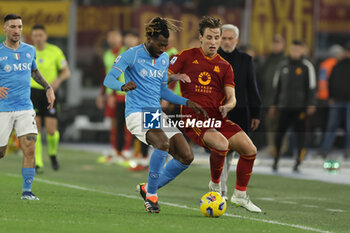 2023-12-23 - Roma’s Italian midfielder Edoardo Bove challenges for the ball with SSC Napoli's Cameroonian midfielder Andre Zambo Anguissa during the Serie A football match between AS Roma vs SSC Napoli Football Club at the Olimpico Stadium in Rome, Italy on December 23, 2023 - AS ROMA VS SSC NAPOLI - ITALIAN SERIE A - SOCCER
