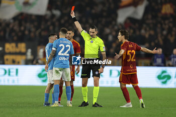 2023-12-23 - Referee Andrea Colombo show the red card for SSC Napoli's Italian forward Matteo Politano during the Serie A football match between AS Roma vs SSC Napoli Football Club at the Olimpico Stadium in Rome, Italy on December 23, 2023 - AS ROMA VS SSC NAPOLI - ITALIAN SERIE A - SOCCER